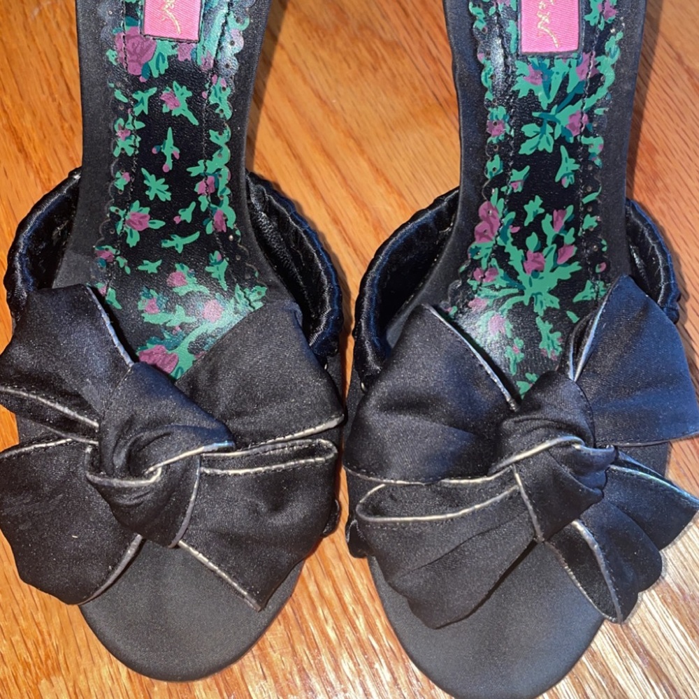 Betsey Johnson slide sandal